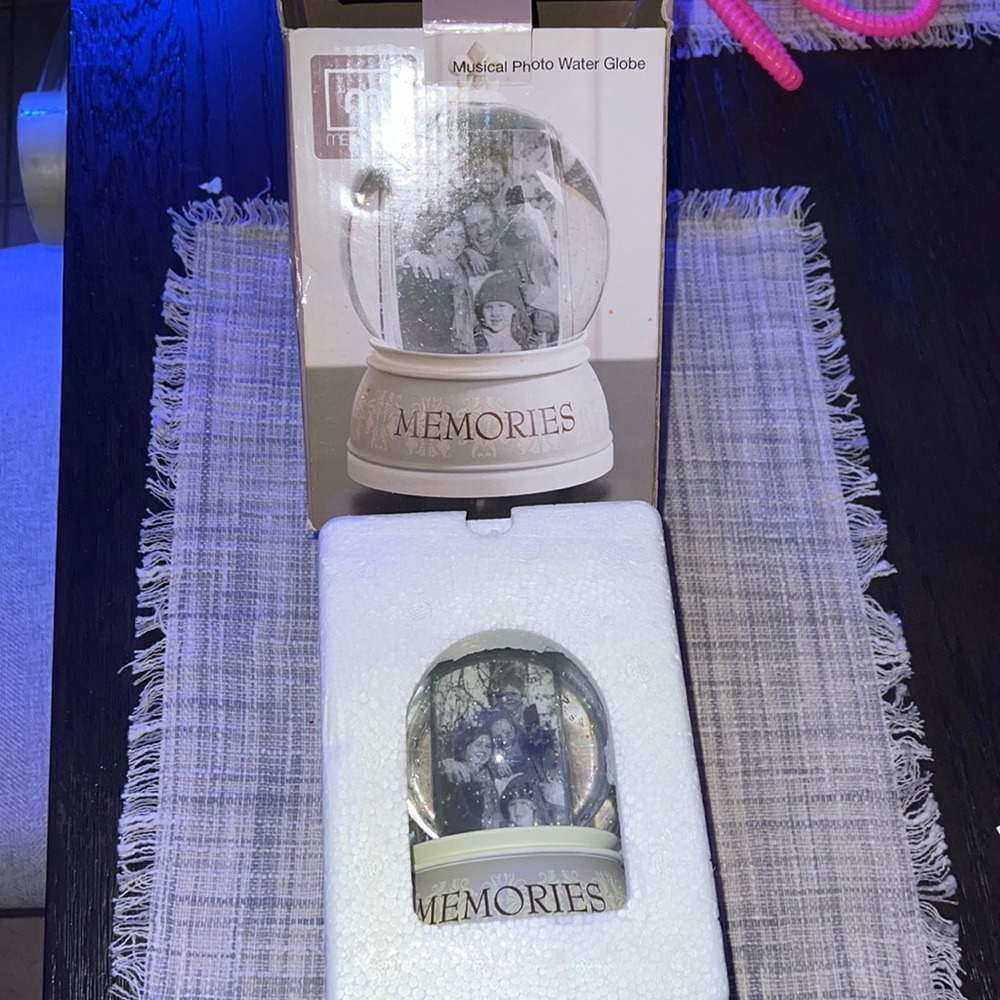 Sealed musical photo water globe snow globe